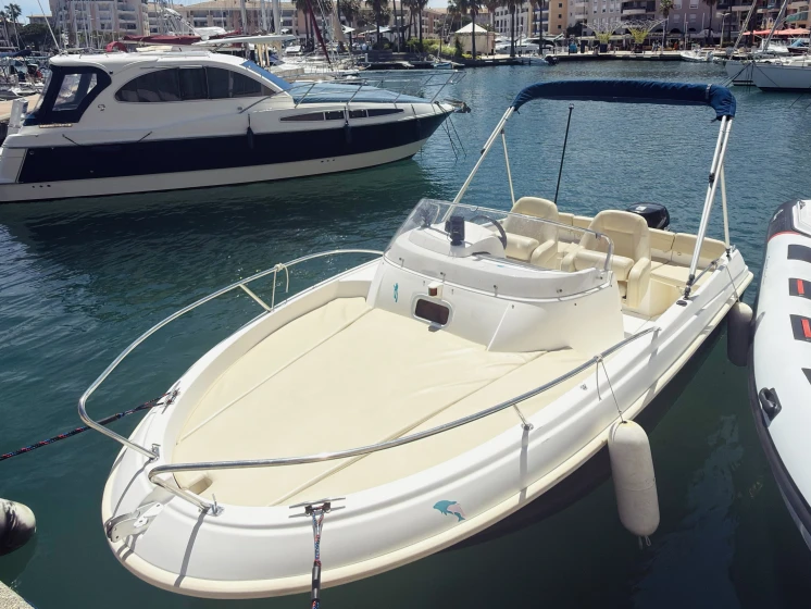Bateau à moteur à louer à Port Fréjus au meilleur prix