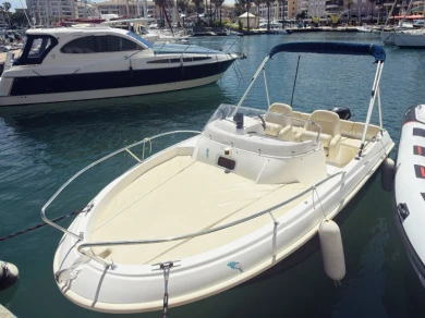 Motorboot mieten in Port Fréjus zum besten Preis