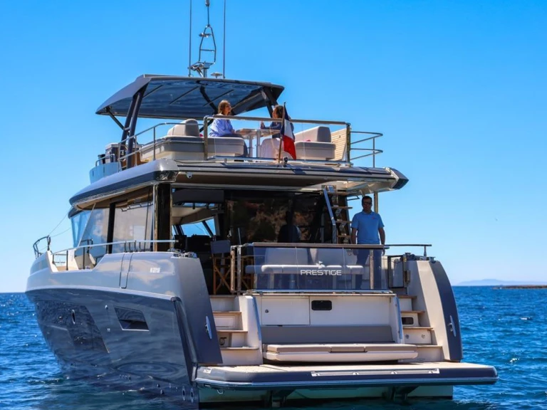 Louer Yacht avec ou sans skipper Prestige Yachts à Juan-les-Pins