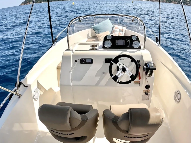 Louer Bateau à moteur avec ou sans skipper Quicksilver à Antibes