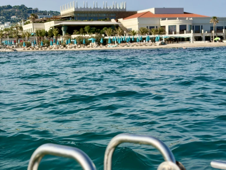 Bateau à moteur à louer à Cannes au meilleur prix
