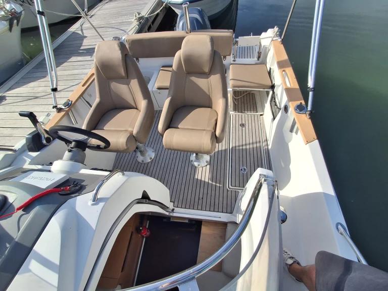 Location Bateau à moteur Jeanneau avec permis