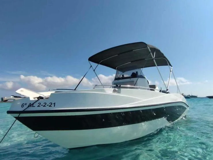 Location Bateau à moteur Nireus avec permis