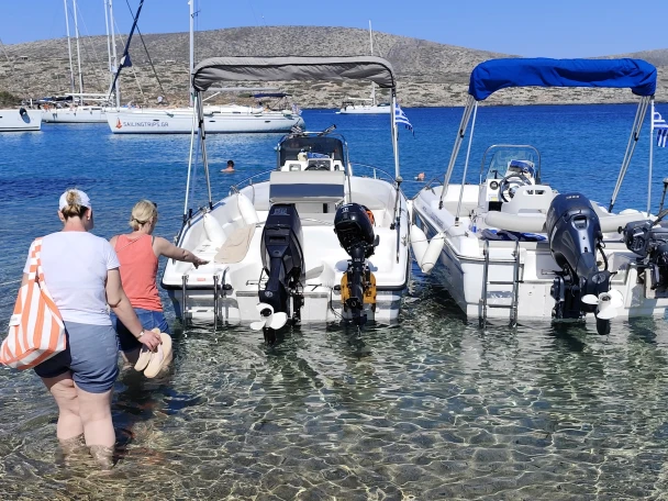 Bateau à moteur à louer à Káto Goúves au meilleur prix