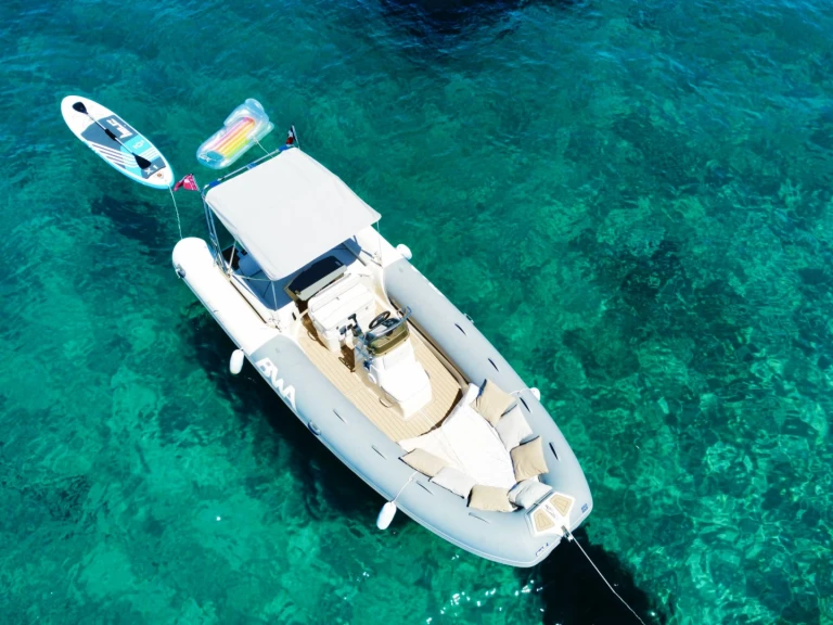 Location Bateau à moteur Bwa avec permis