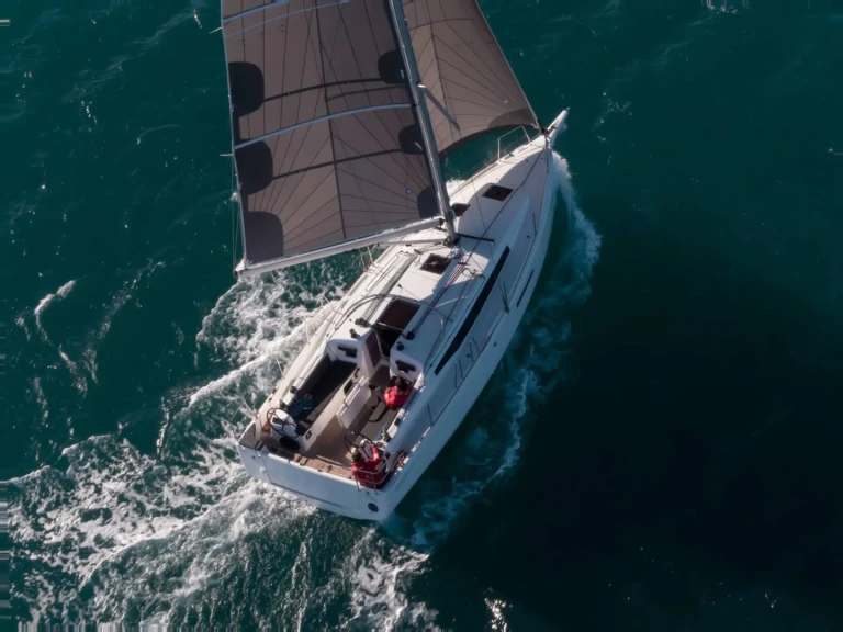 Location à Hyères - Jeanneau Sun Odyssey 380 sur SamBoat