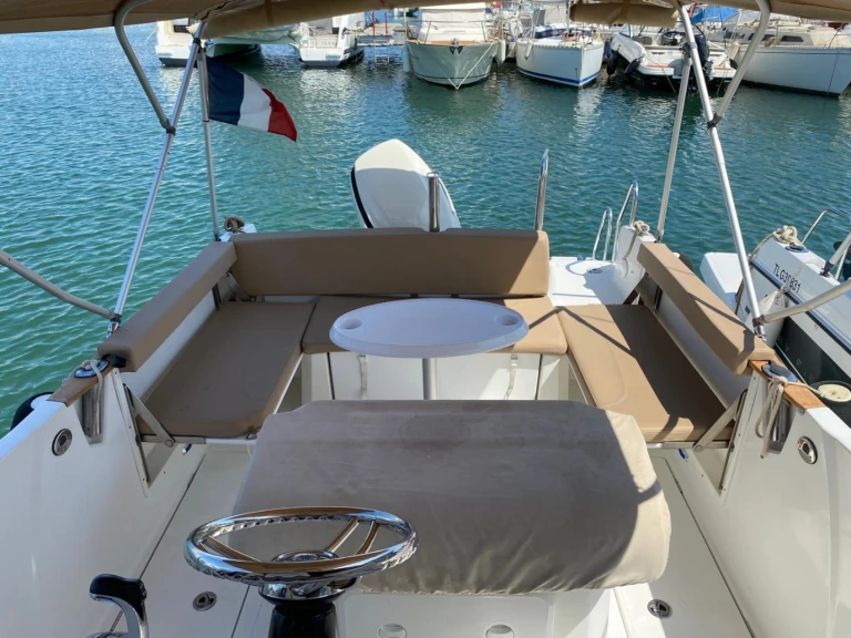 Location bateau Jeanneau Cap Camarat 7.5 Open à Saint-Tropez sur Samboat