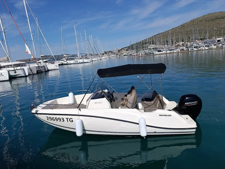 Louer Bateau à moteur avec ou sans skipper Quicksilver à SCT Marina Trogir