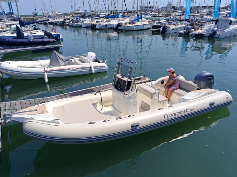 Location bateau Royan pas cher Tempest 700