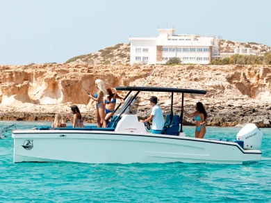 Barca a motore a noleggio a Ayia Napa Marina al miglior prezzo