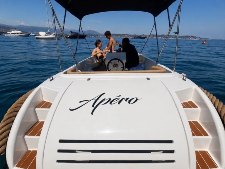 Bateau à moteur à louer à Mandelieu-la-Napoule au meilleur prix