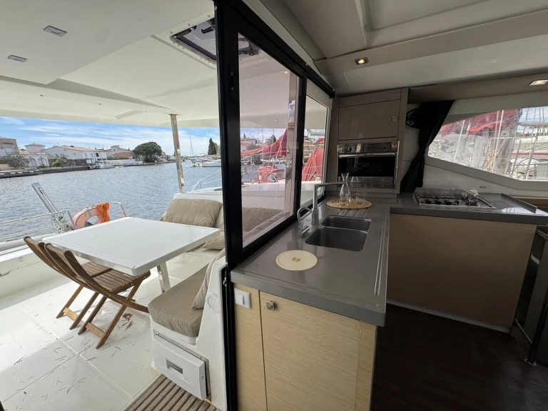 Location bateau Roses pas cher Lucia 40