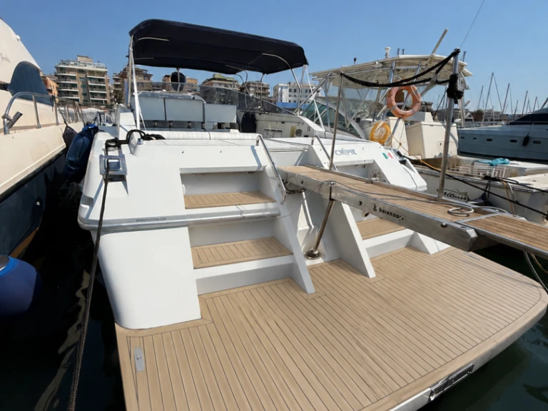 Louer Bateau à moteur avec ou sans skipper Mochi Craft à Nettuno