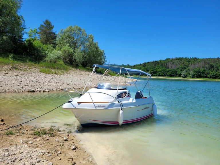 Location à La Tour-du-Meix - Quicksilver Activ 420 Cabin sur SamBoat