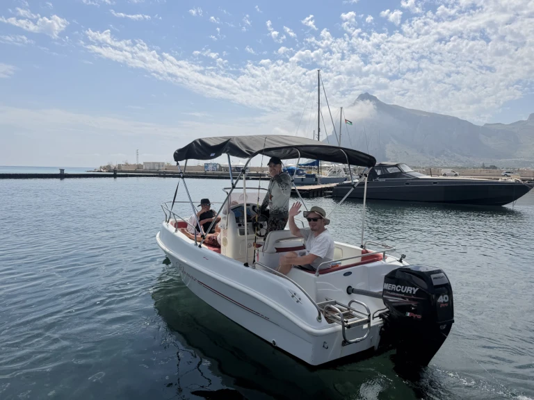 Bateau à moteur à louer à San Vito Lo Capo au meilleur prix