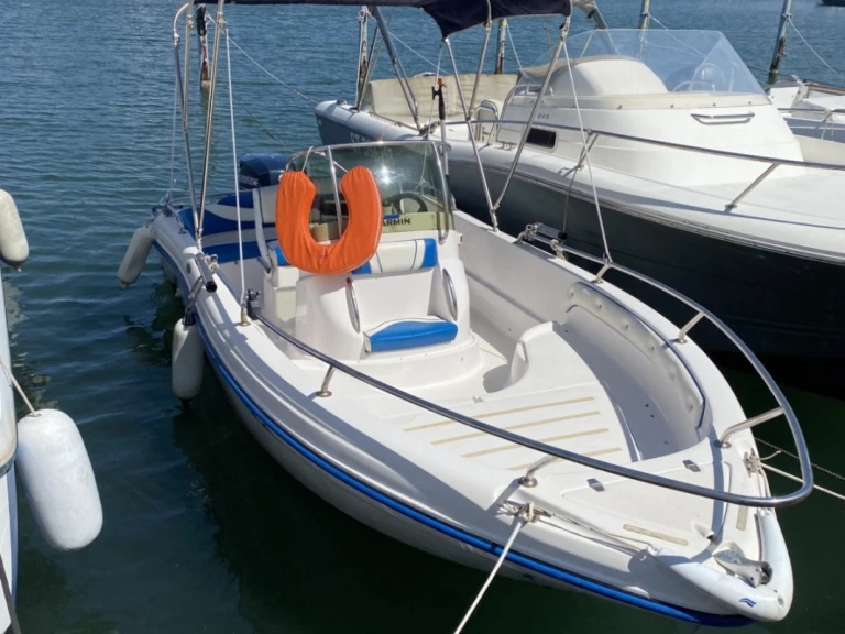 Bateau à moteur à louer à Port-Camargue au meilleur prix
