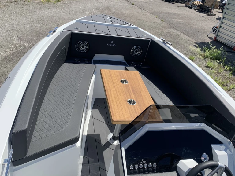Louer Bateau à moteur avec ou sans skipper Valory à Annecy