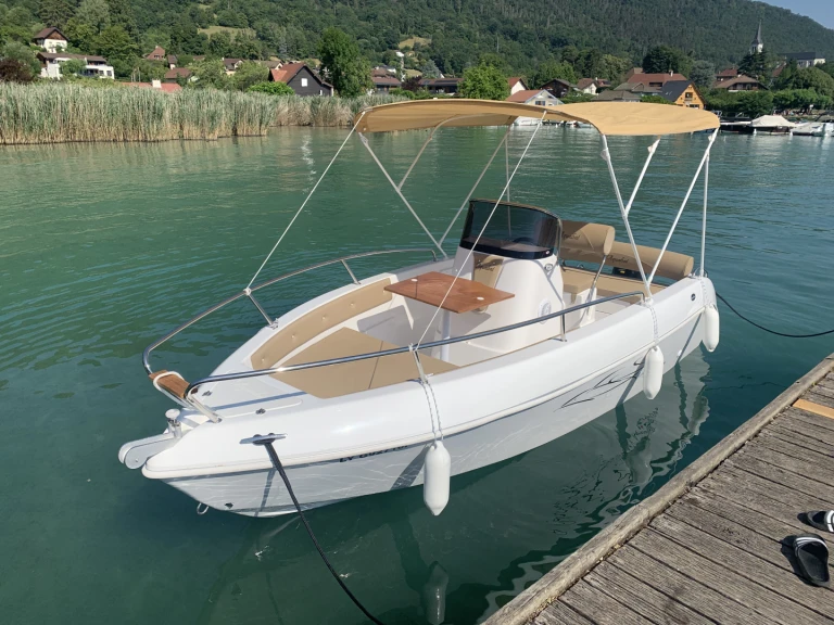 Bateau à moteur à louer à Annecy au meilleur prix