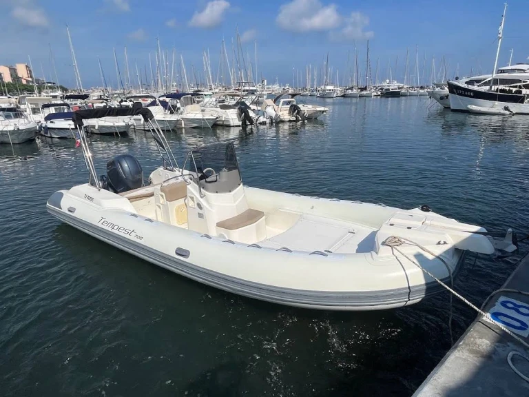 Louez un Capelli Tempest 700 Sun à Golfe-Juan