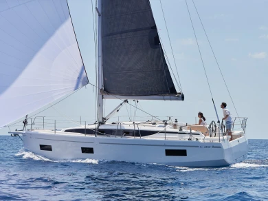 Sailboat rental in Gouviá - Bavaria Bavaria C38
