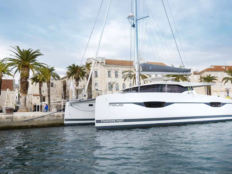 Louez un Fountaine Pajot Astrea 42 à Pula