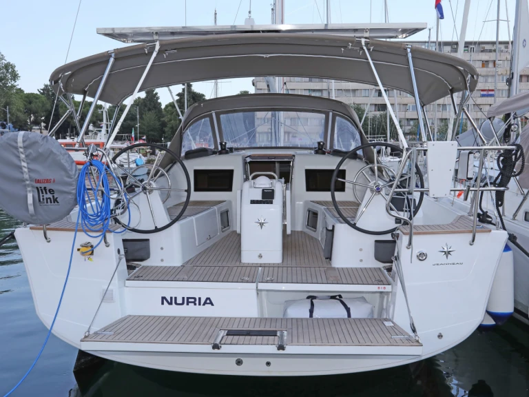 Louez un Jeanneau Sun Odyssey 415 à Pula