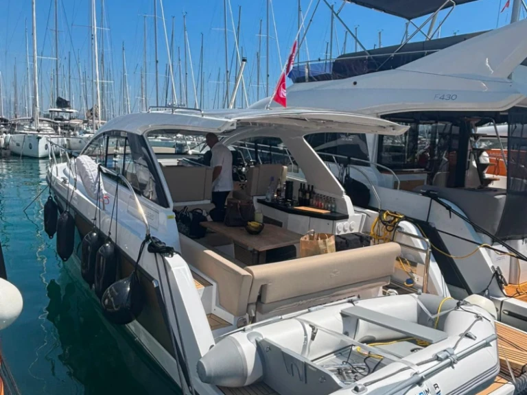 Sealine Sealine S335 a louer à Biograd na Moru