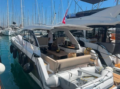 Sealine Sealine S335 jednotlivci a charterové společnosti v Biograd na Moru