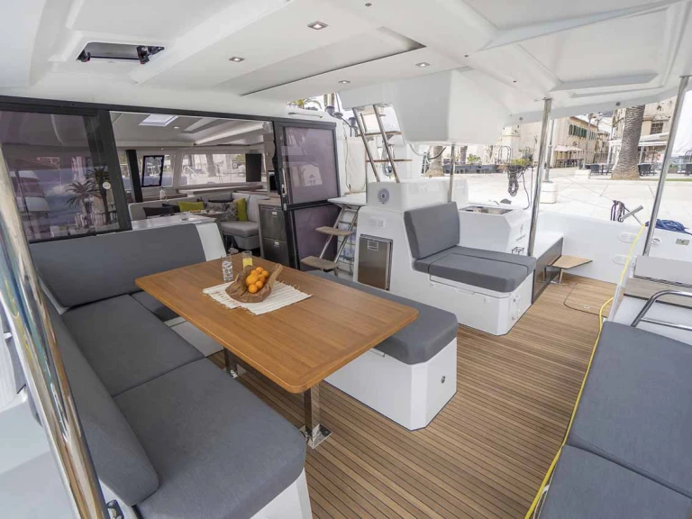 Louez un Fountaine Pajot Astrea 42 à Pula