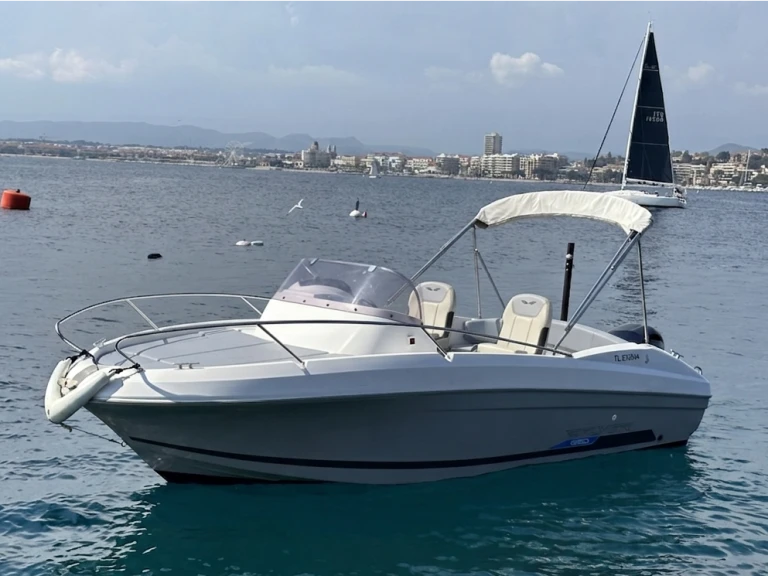 Bénéteau Flyer 6.6 SUNdeck a louer à Saint-Raphaël