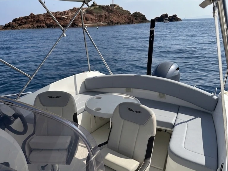 Louez un Bénéteau Flyer 6.6 SUNdeck à Saint-Raphaël