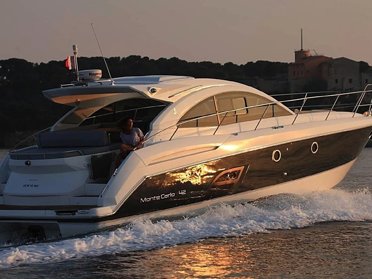 Bateau à moteur à louer à Juan-les-Pins au meilleur prix
