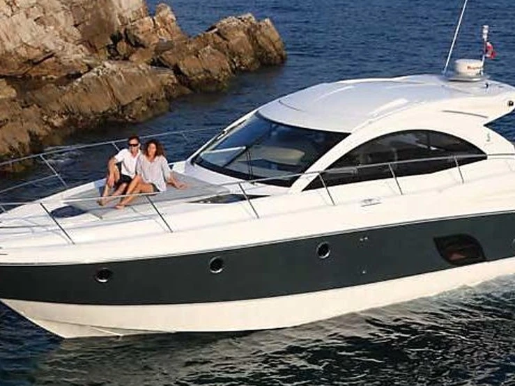 Location à Juan-les-Pins - MonteCarloYachts 42 sur SamBoat