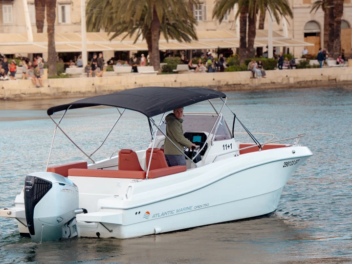 Bateau à moteur à louer à Split Port au meilleur prix
