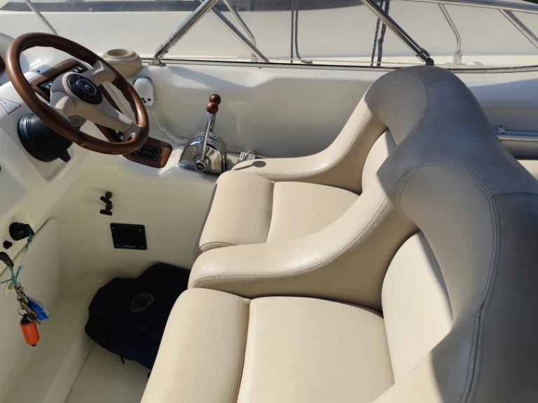 Bateau à moteur à louer à Castellammare di Stabia au meilleur prix