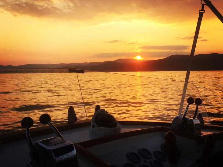 Location Bateau à moteur Grand Banks avec permis