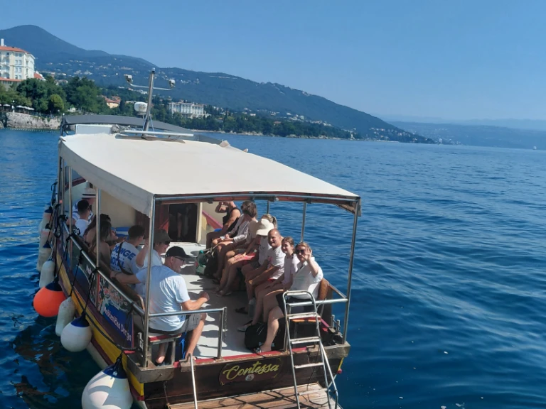 Louez un Custom Passanger à Opatija