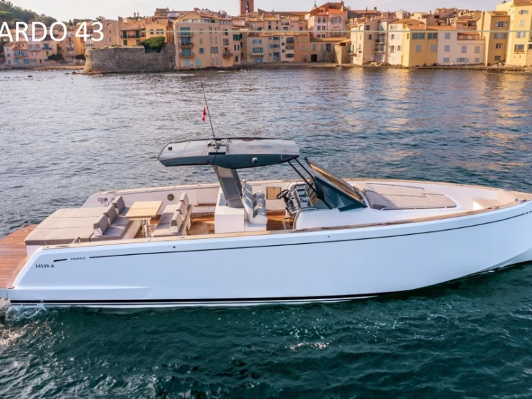 Location Bateau à moteur à Juan-les-Pins - Pardo Yachts Pardo 43