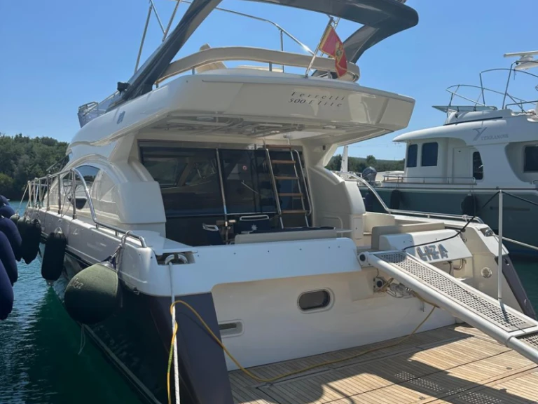 Louer Bateau à moteur avec ou sans skipper Ferretti à Tivat