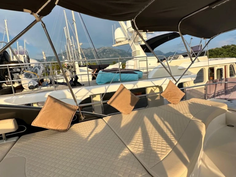 Location Bateau à moteur Ferretti avec permis