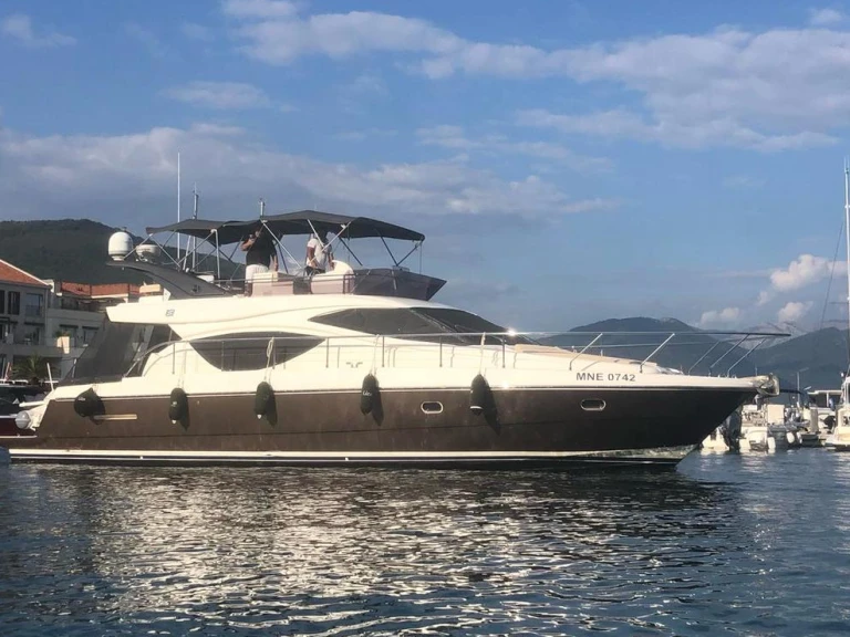Louer Bateau à moteur avec ou sans skipper Ferretti à Tivat