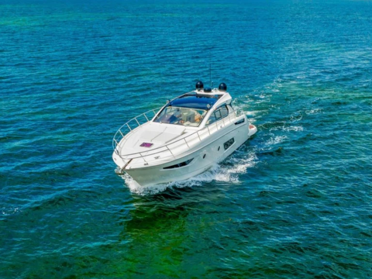Louer Bateau à moteur avec ou sans skipper Azimut à Cannes