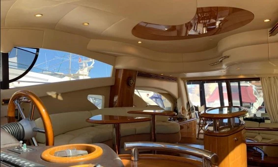 Louer Bateau à moteur avec ou sans skipper Azimut à Juan-les-Pins
