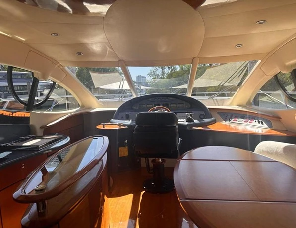 Location Bateau à moteur Azimut avec permis