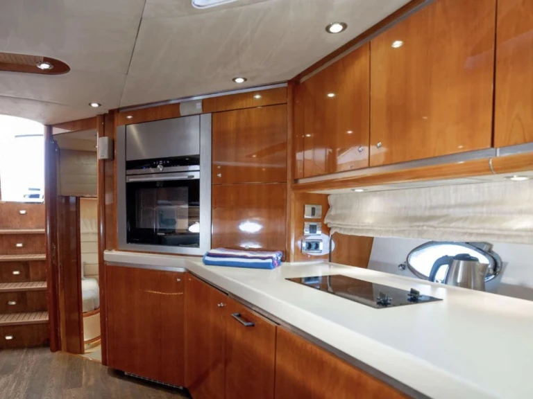 Sunseeker Predator 68 a louer à Saint-Tropez