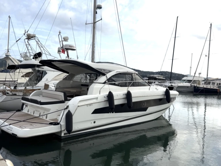 Location bateau Jeanneau Leader 36 Sportop à Port Cogolin sur Samboat