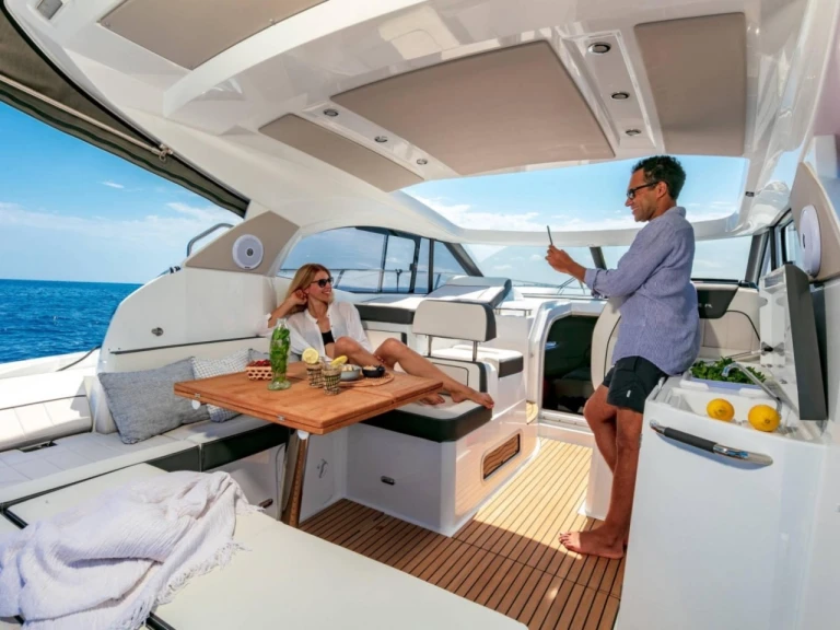 Louer Bateau à moteur avec ou sans skipper Jeanneau à Port Cogolin