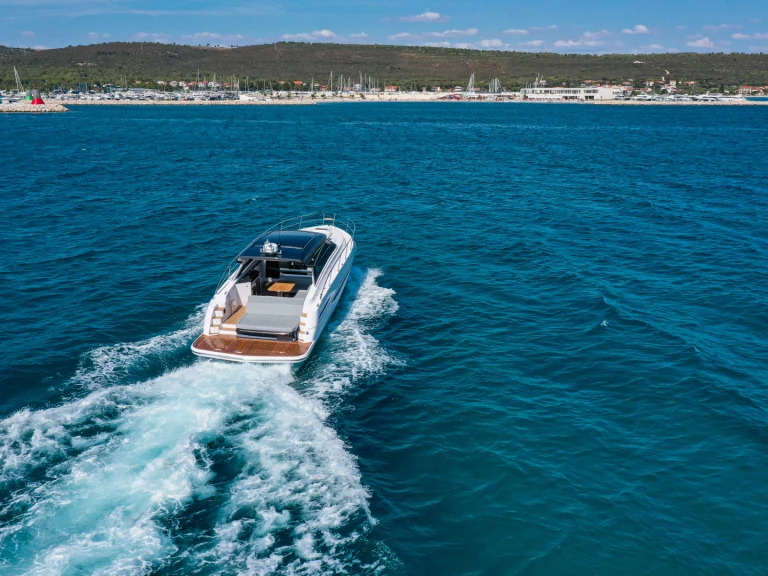 Louer Bateau à moteur avec ou sans skipper Focus à Saint-Tropez