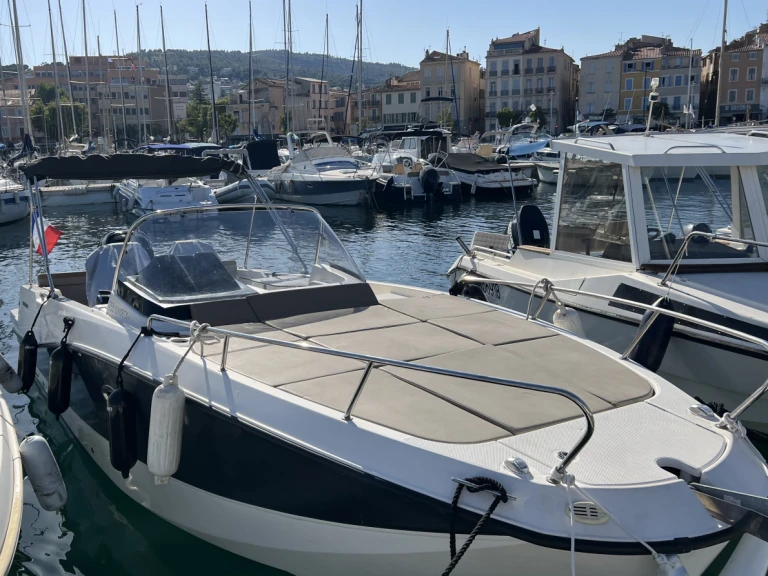 Louez un Quicksilver Activ 755 Sundeck à Port Vieux et Chantiers Navals de La Ciotat
