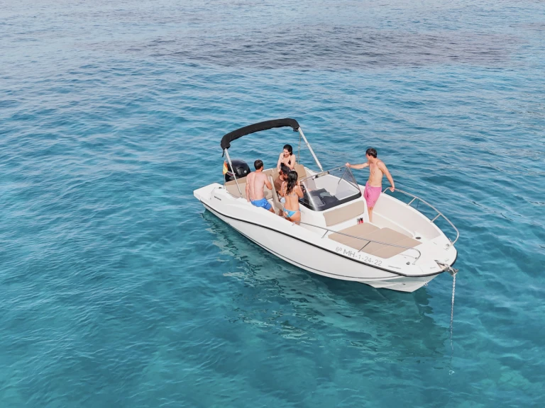 Location bateau Port Mahon pas cher Activ 675 Open